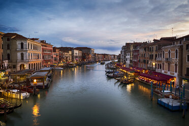 Italien, Venedig, Canal Grande am Abend - GIOF04180