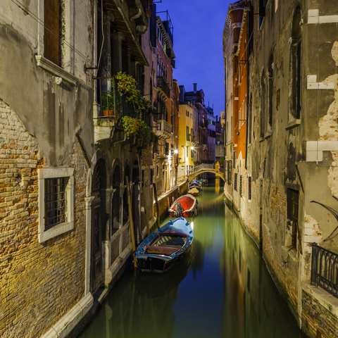 Italien, Venedig, ein Kanal bei Nacht, lizenzfreies Stockfoto