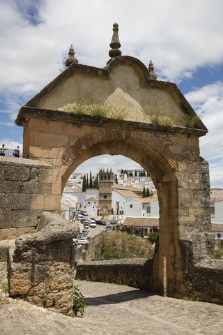 Spanien, Andalusien, Ronda, Stadttor Felipe V Arch, lizenzfreies Stockfoto