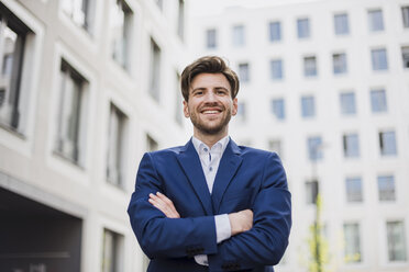 Portrait of confident businessman in the city - DIGF04909