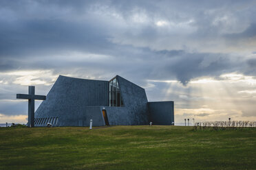 Island, Bloenduos, moderne Pfarrkirche - KEBF00862