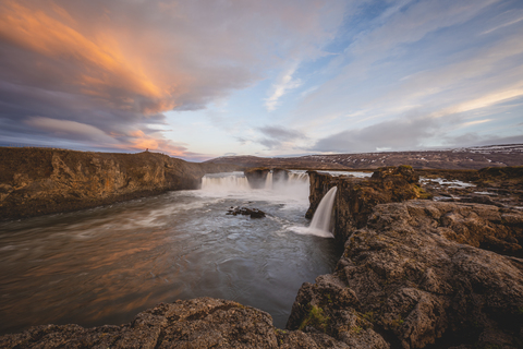 Island, Goðafoss Wasserfall am Abend, lizenzfreies Stockfoto