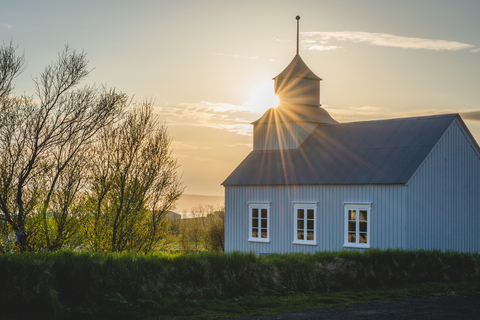 Island, Vatnsnes, Hvammstangi, Kirche gegen die Sonne, lizenzfreies Stockfoto