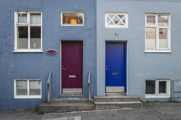 Island, Reykjavík, Hausfassade, bunte Türen - KEBF00894