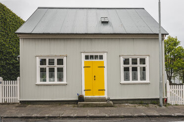 Island, Reykjavík, Haus mit gelber Tür - KEBF00895