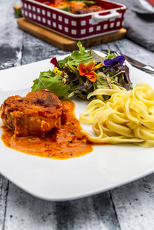 Toskanisches Schweinefilet mit Tagliatelle und Salat - SARF03907