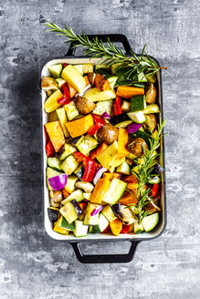 Oven vegetables, zucchini, aubergine, potato, carrot, sweet potato, champignon, onion and garlic - SARF03911
