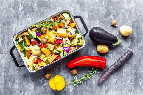 Ofengemüse, Zucchini, Aubergine, Kartoffel, Karotte, Süßkartoffel, Champignon, Zwiebel und Knoblauch, lizenzfreies Stockfoto