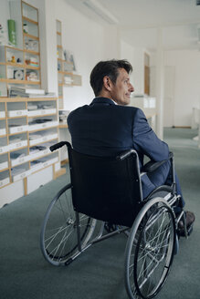 Behinderter Geschäftsmann sitzt im Rollstuhl - GUSF00979