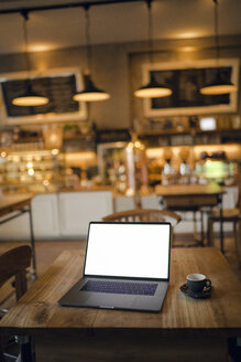 Laptop mit leerem Bildschirm in einem Kaffeehaus - GUSF00999