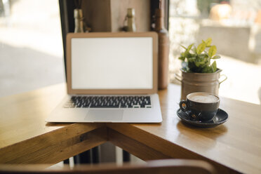 Laptop mit leerem Bildschirm in einem Kaffeehaus - GUSF01015