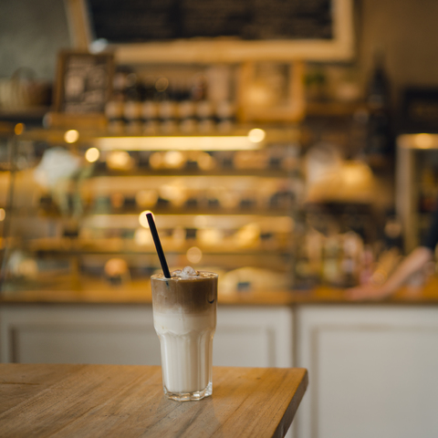 Eiskaffee auf einem Tisch in einem Kaffeehaus, lizenzfreies Stockfoto