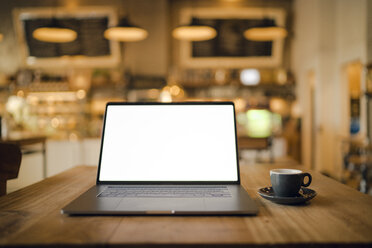 Laptop mit leerem Bildschirm in einem Kaffeehaus - GUSF01027