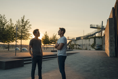 Zwei Freunde treffen sich bei Sonnenuntergang und verbringen den Abend im Gespräch - GUSF01037