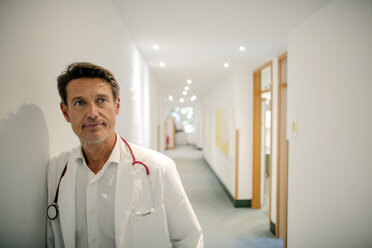 Arzt stehend im Krankenhaus mit Stethoskop um den Hals, Porträt - GUSF01078