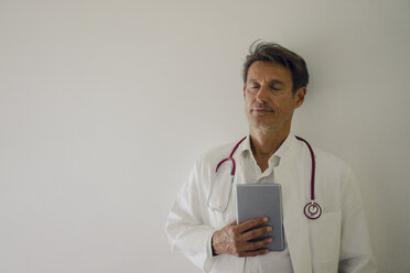 Arzt im Krankenhaus stehend, mit digitalem Tablet - GUSF01135
