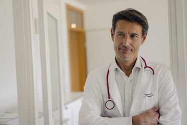 Doctor standing in hospital with arms crossed, portrait - GUSF01139