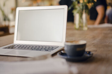 Laptop mit leerem Bildschirm in einem Kaffeehaus - GUSF01149