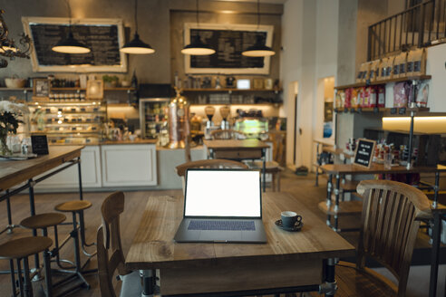 Laptop mit leerem Bildschirm in einem Kaffeehaus - GUSF01208