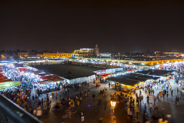 Marokko, Marrakesch, Blick über den Markt auf dem Djemaa el-Fna-Platz am Abend - MMAF00485