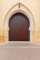 Marokko, Marrakesch, hölzernes Eingangstor in der Medina - MMAF00489