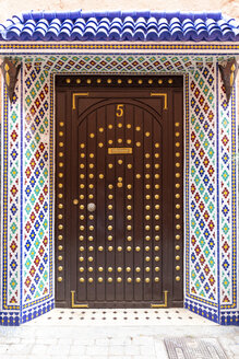 Marokko, Marrakesch, verzierte Eingangstür eines marokkanischen Riads - MMAF00491