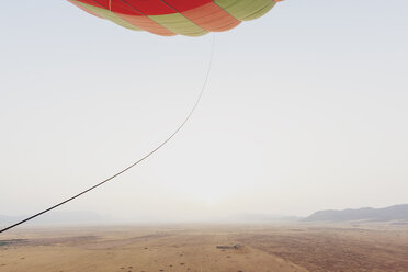 Marokko, Blick aus dem Luftballon auf Wüste und Jbilet-Gebirge - MMAF00497