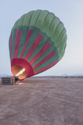 Marokko, Provinz Taza, Luftballon wird mit erhitzter Luft gefüllt - MMAF00500