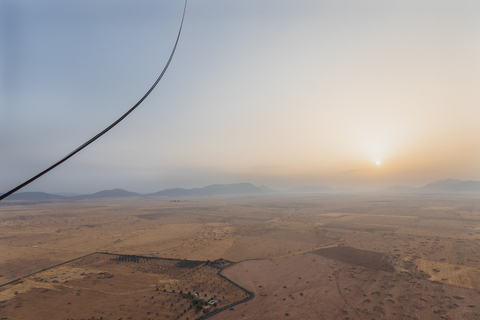 Marokko, Blick aus dem Luftballon auf Wüste und Jbilet-Gebirge bei Sonnenaufgang, lizenzfreies Stockfoto