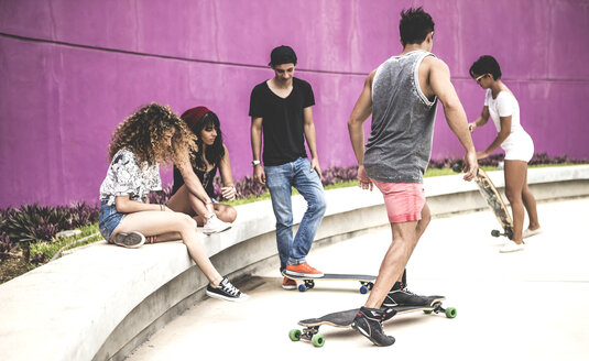 Eine Gruppe von jungen Skateboardern in einem Skatepark. - MINF08574