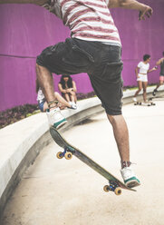 Nahaufnahme eines Skateboarders, der einen Trick ausführt. - MINF08579