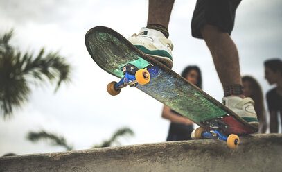 Nahaufnahme eines Skateboards an der Spitze einer Skate-Rampe. - MINF08587