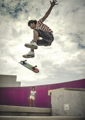Niedriger Blickwinkel auf einen Skateboarder, der in der Luft springt. - MINF08589