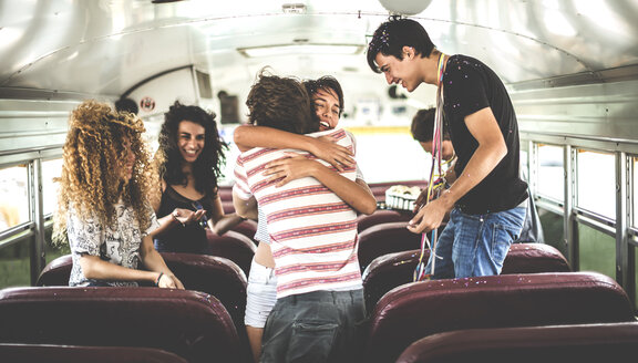 Eine Gruppe junger Leute auf einer Party in einem Schulbus. - MINF08592