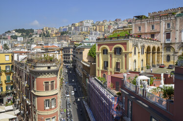 Erhöhte Ansicht traditioneller Gebäude und Dachterrassen mit farbenfrohem Stuck am Hang in Neapel. - MINF08625