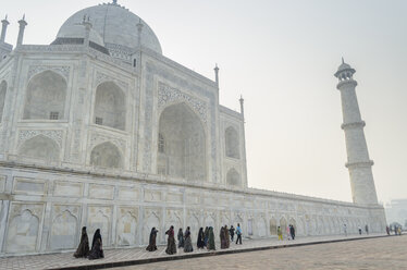 Außenansicht des Palastes und Mausoleums Taj Mahal, das zum UNESCO-Weltkulturerbe gehört. Der Palast besteht aus weißen Marmorwänden, die mit dekorativen Details verziert sind. - MINF08639