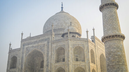 Außenansicht des Palastes und Mausoleums Taj Mahal, das zum UNESCO-Weltkulturerbe gehört. Der Palast besteht aus weißen Marmorwänden, die mit dekorativen Details verziert sind. - MINF08640