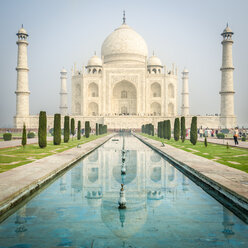 Außenansicht des Palastes und Mausoleums Taj Mahal, das zum UNESCO-Weltkulturerbe gehört. Der Palast besteht aus weißen Marmorwänden, die mit dekorativen Details verziert sind. - MINF08641