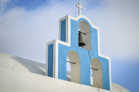 Traditioneller blauer Glockenturm einer Kirche auf der Insel Santorin, Griechenland., lizenzfreies Stockfoto