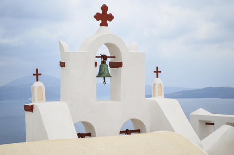 Traditioneller weißer Glockenturm einer Kirche auf der Insel Santorin, Griechenland., lizenzfreies Stockfoto