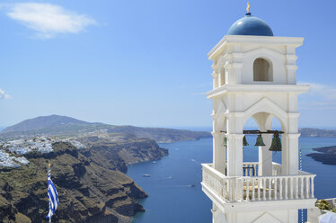 Traditioneller weißer Glockenturm einer Kirche auf der Insel Santorin, Griechenland. - MINF08645