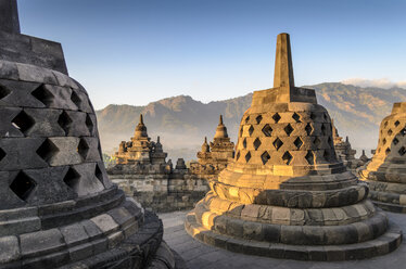 Borobudur-Tempel, ein buddhistischer Tempel aus dem 9. Jahrhundert mit Terrassen und Stupa mit vergittertem Äußeren, Glockentempel mit Buddha-Statuen. UNESCO-Weltkulturerbe. - MINF08650