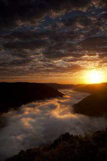 Bunte Wolken und Nebel über einem Fluss in einer Schlucht bei Sonnenaufgang. - AURF00554