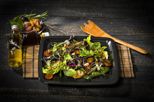 Blattsalat mit gedünsteten Pflaumen, Champignons, Mandeln und Kresse - MAEF12708