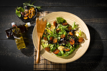 Leaf lettuce with steamed plums, champignons, almonds and cress - MAEF12710