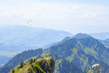 Germany, Bavaria, Allgaeu, Oberallgaeu, Oberstaufen, Allgaeu Alps, View from Hochgrat, Nagelfluhkette, paraglider - SIEF07902