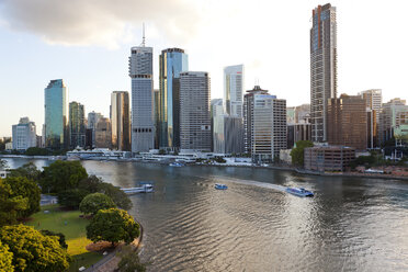 Skyline der Stadt am Meer, mit Wolkenkratzern und Booten auf dem Fluss. - MINF08747