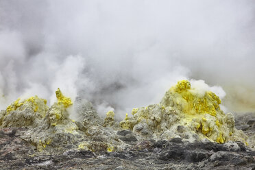 Nahaufnahme der schwefelhaltigen Schlote des Iozan, des Schwefelbergs, eines aktiven Vulkans in der Nähe des Kawayu Onsen. - MINF08762