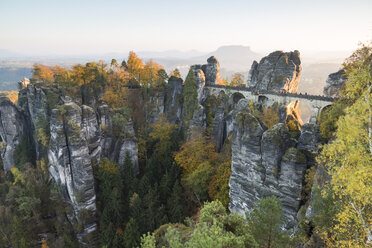 Bastei-Felsformation oberhalb der Elbe mit einer Brücke, die mehrere Felsen miteinander verbindet. - MINF08787