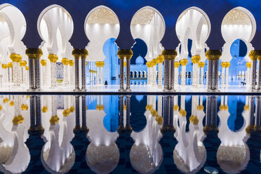 Blue and white Sheikh Zayed Mosque at dusk, Abu Dhabi, United Arab Emirates. - MINF08789